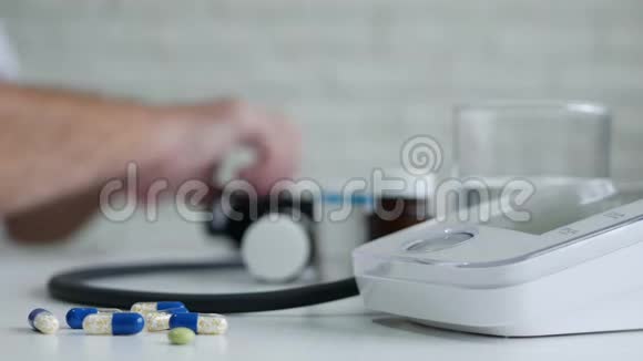 病人检查血压并吃药视频的预览图