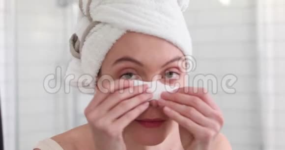涂白鼻贴的女孩面部皮肤视频的预览图