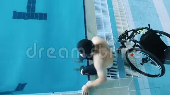残疾人进入游泳池高视野视频的预览图
