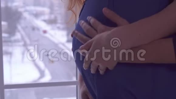 男人的手指在男人的肚子上玩女士怀孕了丈夫紧紧地抚摸着妻子视频的预览图