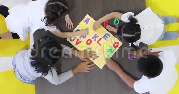 亚洲学生一起玩字母玩具视频的预览图