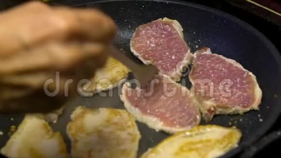 慢动作的切夫正在厨房用平底锅煎煮猪肉嫩面包视频的预览图