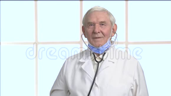 穿着白色外套的老治疗师检查你的心跳视频的预览图