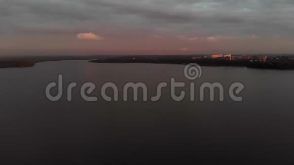 照相机在日落时飞过湖面岸在远处观海空中飞行视频的预览图