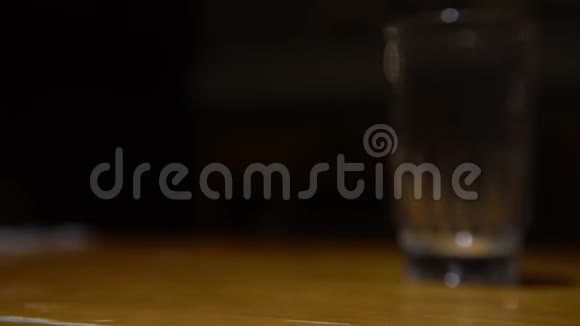 4K服务员在餐厅用木桌端上一杯柠檬水视频的预览图