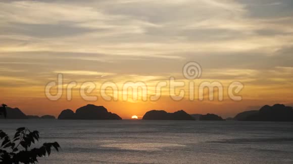 菲律宾小岛上美丽的日落视频的预览图