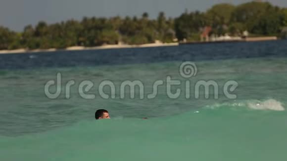 可爱的一对夫妇在印度洋的空海滩上游泳两位恋人在蜜月时用蓝色洗澡和接吻的录像视频的预览图