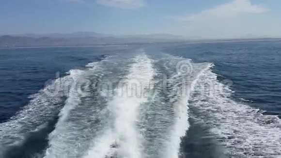 水在一艘超速行驶的小船后醒来视频的预览图
