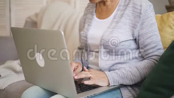 戴眼镜的成熟女人在电脑上远程工作视频的预览图