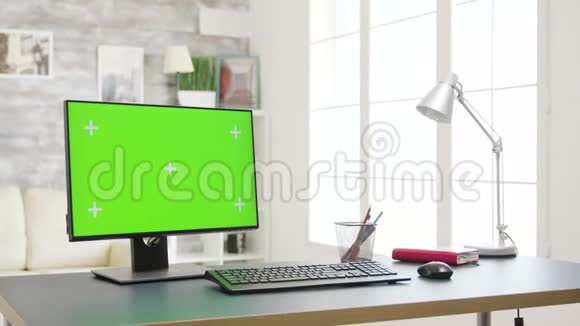 明亮客厅内独立的绿色屏幕监视器PC视频的预览图