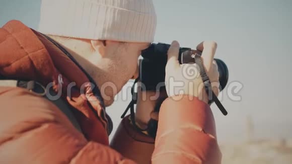 帅哥用相机拍户外照片视频的预览图