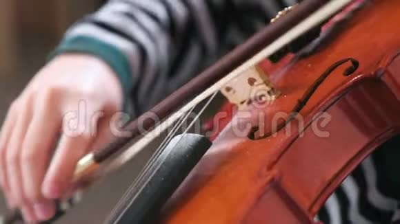 男孩手里小提琴男孩正在学习拉小提琴视频的预览图