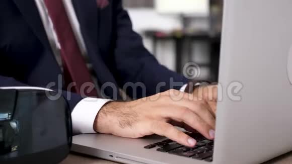 Businesman手在笔记本电脑键盘上打字视频的预览图