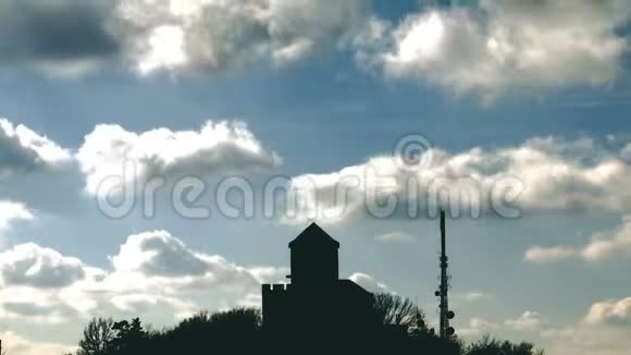 时光流逝云和蓝天笼罩在山顶的塔楼上视频的预览图