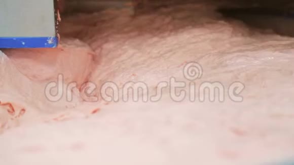 香肠或香肠混合肉末具有浅粉色的开胃色视频的预览图