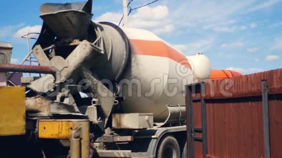 施工现场是一辆装有旋转混凝土搅拌机的卡车视频的预览图