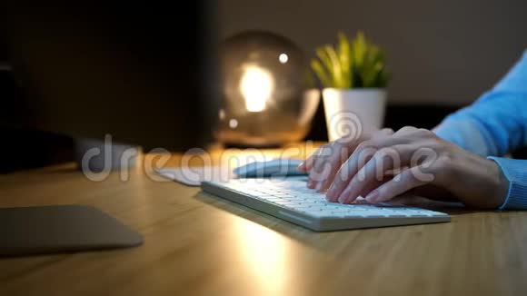 女人晚上在键盘上打字视频的预览图