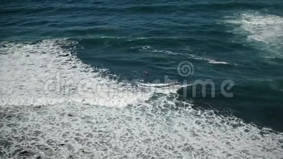 白色泡沫破碎的海浪在海滩上黑色火山沙在特内里夫视频的预览图