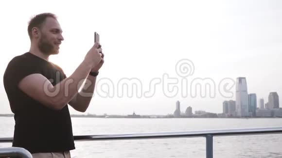 快乐微笑的欧洲男性旅行者在纽约慢动作旅行中使用智能手机打视频电话视频的预览图