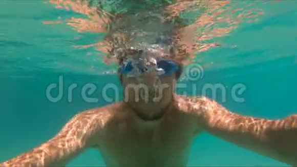 慢镜头一个年轻人潜水和玩我一个游泳池视频的预览图