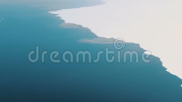 雾中的空中冰封的水雪在与海的边界上视频的预览图