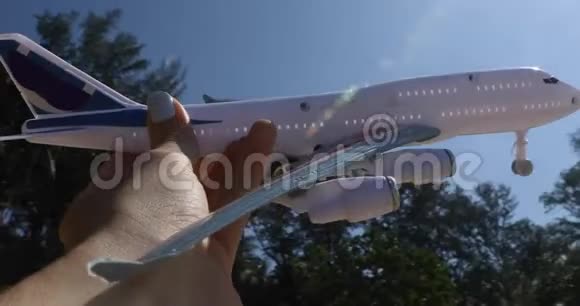 女人手拿玩具飞机视频的预览图