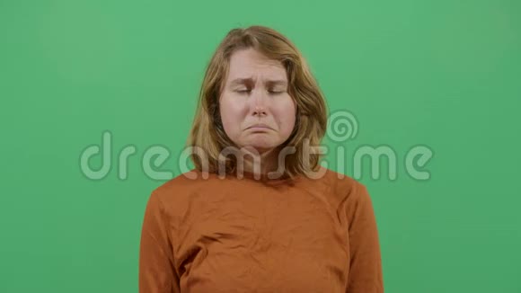 女人撅嘴的面部表情视频的预览图
