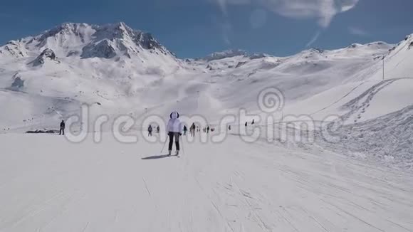 许多滑雪者在冬季在山腰滑雪视频的预览图