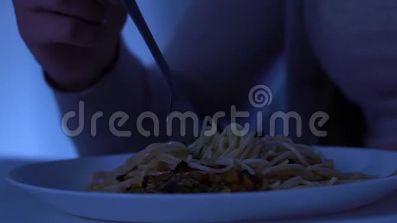 伤心的女人吃意大利面哭泣患有暴食症无家可归的避难所视频的预览图