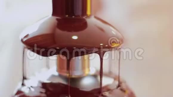 巧克力滴在巧克力喷泉里视频的预览图