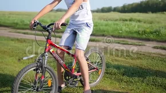 一个年轻人坐在自行车上视频的预览图