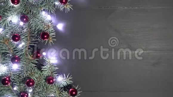 圣诞节背景的黑木装饰杉树枝松树装饰着黄柏和明亮的灯光视频的预览图