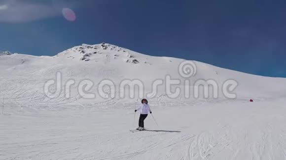 滑雪者滑下山腰举起双手展示成功视频的预览图