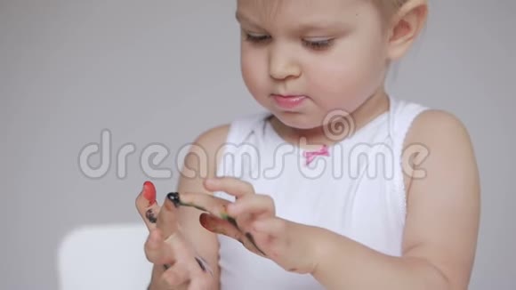 一个小女孩在画画时弄脏了她的手水彩画手的特写视频的预览图