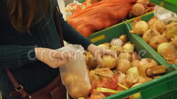无名女孩在超市里挑选蔬菜视频的预览图