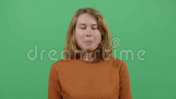 女人用舌头伸鼻子视频的预览图