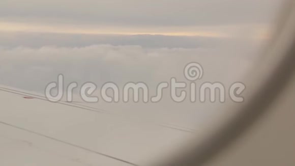 飞机在云上飞行视频的预览图