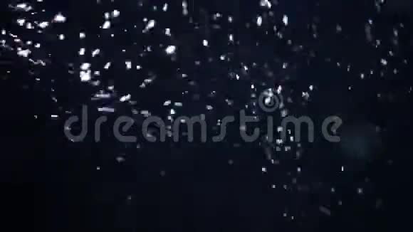 水中黑背景下空气流动和漂浮的快速晶体宏观气泡视频的预览图