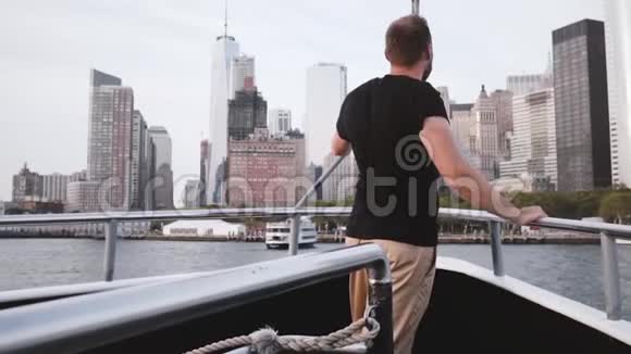 快乐兴奋的游客被曼哈顿岛的城市景观天际线从观光船前面缓慢的运动视频的预览图