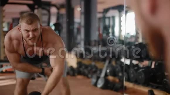 年轻的白人健美运动员在健身房训练二头肌视频的预览图