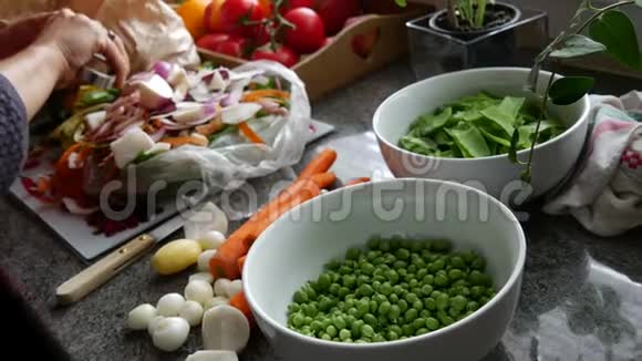 为膳食准备有机蔬菜视频的预览图