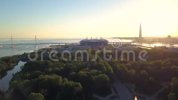 在克雷斯托夫斯基岛上的圣彼得堡体育场的鸟瞰图视频的预览图