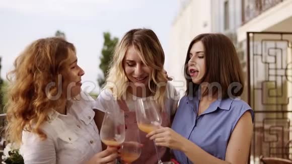 母鸡党的概念三个美女在露台上一起喝鸡尾酒女人聊天和笑慢慢视频的预览图