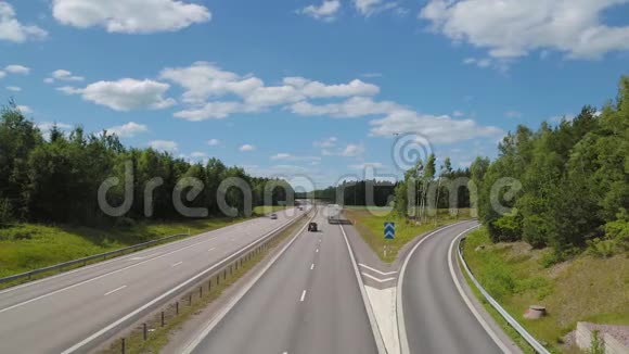 日间高速公路交通高视角视频的预览图