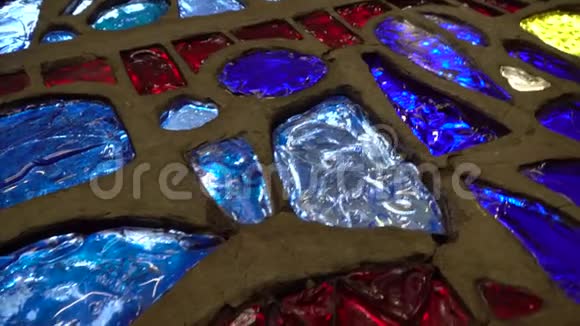 玻璃镶嵌从不同的碎片与五颜六色的灯光运动视频的预览图