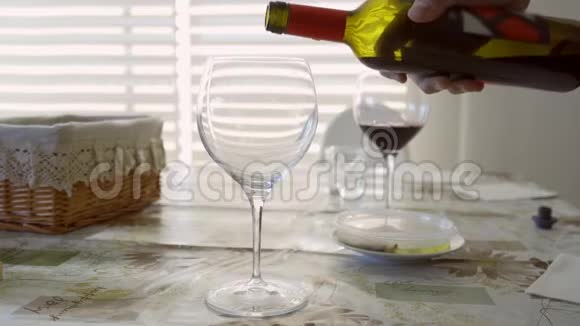 把红酒倒进杯子里视频的预览图