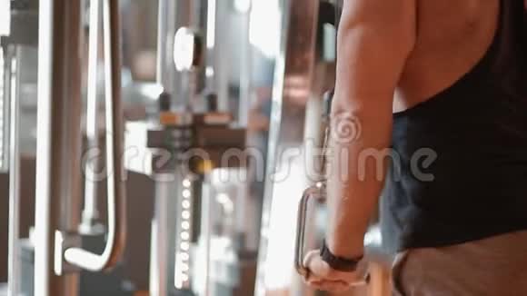 年轻的白人健美运动员在健身房训练三头肌视频的预览图