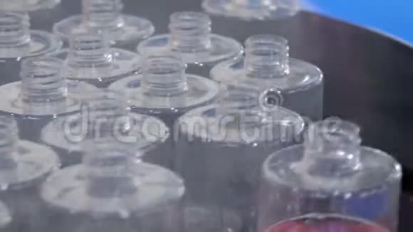 自动化制药技术概念空玻璃瓶旋转平台视频的预览图