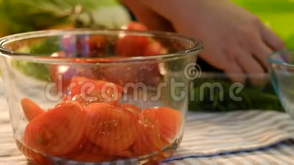 沙拉素食木耳切片西红柿碗视频的预览图