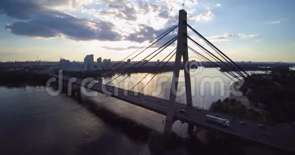 莫斯科北桥空中无人机景乌克兰基辅朝日落河方向视频的预览图